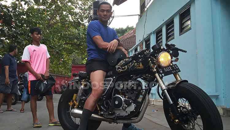 Wawan Hendrawan saat menunggangi motor Scorpio 225 miliknya di depan Lapangan Samudra, Legian, Kuta, Badung, Kamis (4/7/2019). Foto : Nofik Lukman Hakim Copyright: &copy; Nofik Lukman Hakim/INDOSPORT