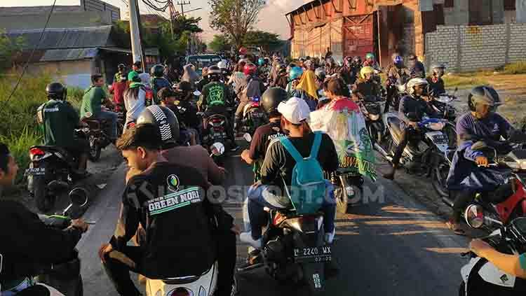 Kemacetan Bonek menuju Stadion GBT untuk menyaksikan laga Persebaya Surabaya vs Persib Bandung, Jumat (05/07/19). Copyright: © Fitra Herdian/INDOSPORT