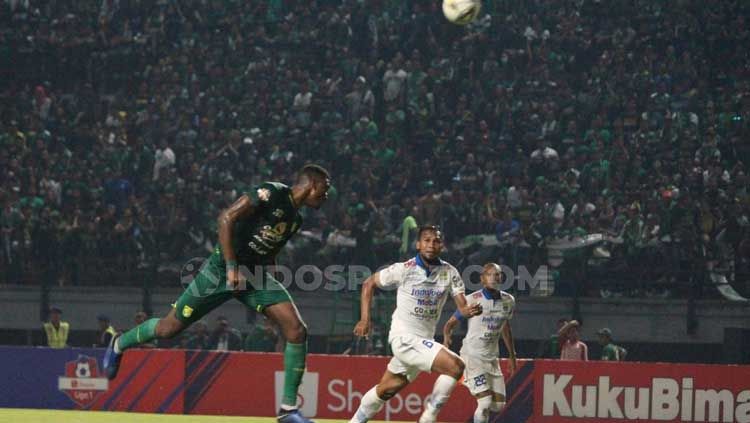 Tercatat satu tahun lalu, Persebaya berhasil menorehkan rekor penonton terbanyak pada paruh pertama Liga 1 2019 saat melawan Persib Bandung. Copyright: © Fitra Herdian/INDOSPORT