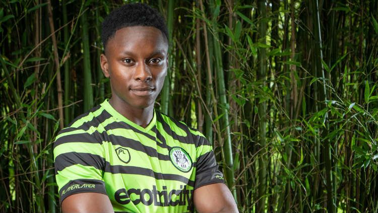 Klub sepak bola Forest Green meluncurkan jersey yang terbuat dari bambu. Copyright: © Twitter/Forest Green Rovers