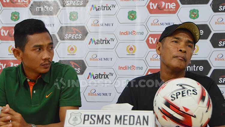 Pelatih PSMS Medan Abdul Rahman Gurning (kanan) didampingi pemainnya Afiful Huda (kiri) dalam temu pers jelang pertandingan lawan Perserang Serang di komplek mess PSMS, Jumat (5/7/2019) sore. Copyright: © Aldi Aulia Anwar/INDOSPORT