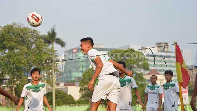 Skuat PSMS Medan melakukan latihan ringan di komplek mess PSMS, Jumat (5/7/19) sore. Foto: Aldi Aulia Anwar/INDOSPORT Copyright: © Aldi Aulia Anwar/INDOSPORT
