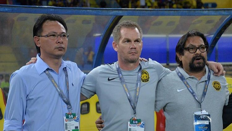 Walau Malaysia diuntungkan dengan absennya timnas Indonesia di Piala AFF U-23, Brad Maloney (tengah) mengaku tak senang karena menantikan duel kedua tim di Grup B. Copyright: © FAM.org.my