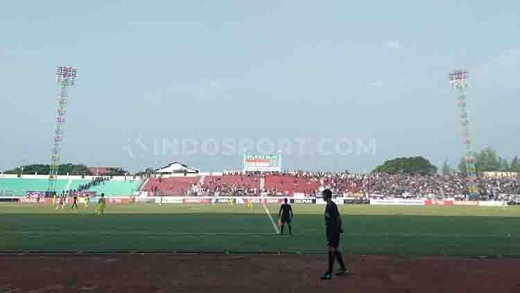 Suporter Persik Kediri justru terlihat memadati Stadion Wilis, Kota Madiun Copyright: © Ronald Seger Prabowo/INDOSPORT