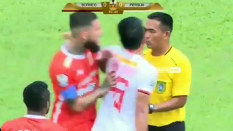 Diego Michels dorong Sandi Sute hingga terpelanting di laga Borneo FC vs Persija Jakarta Copyright: © persija.vids