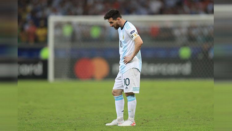 Lionel Messi dikartu merah oleh wasit pada perebutan juara 3 Copa America 2019 antara Argentina vs Chile Copyright: © Twitter