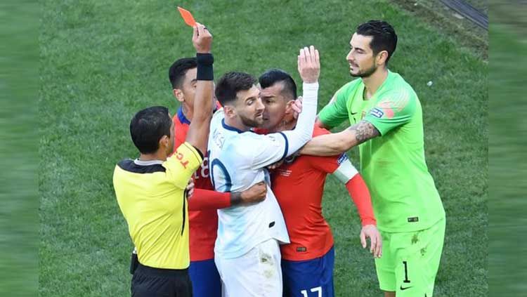 Lionel Messi dikartu merah oleh wasit pada laga Argentina vs Chile di perebutan juara 3 Copa America 2019 (07/07/19) Copyright: © Twitter