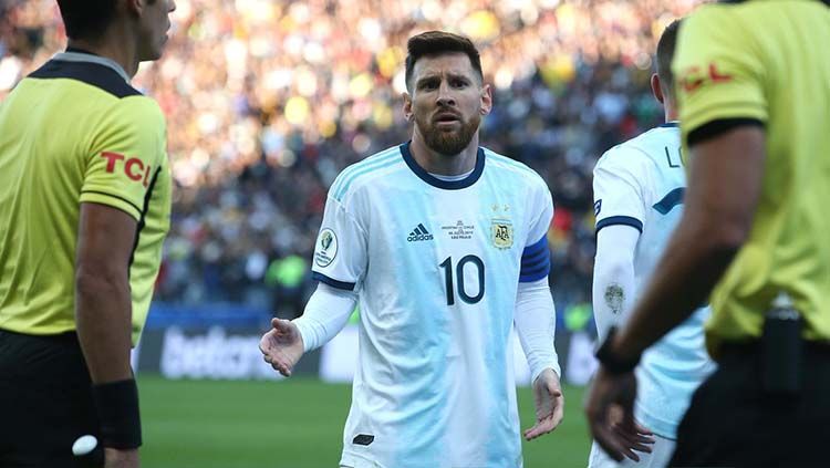 Lionel Messi dikartu merah oleh wasit, yang berujung pada komentar pedasnya pasca laga kepada panitia Copa America 2019. Copyright: © Twitter