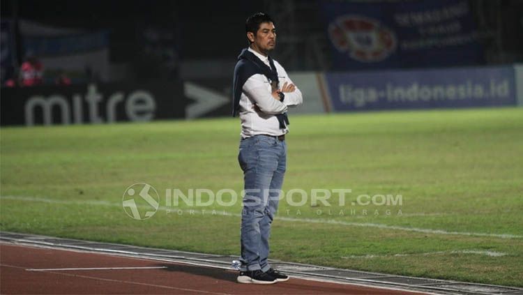 Pelatih Persela, Nilmaizar berhasrat mencuri 3 poin saat melawan tuan rumah Borneo FC pada pekan ketiga Liga 1 2020 di Stadion Segiri, Samarinda, Jumat (13/03/20). Copyright: © Ronald Seger Prabowo/INDOSPORT