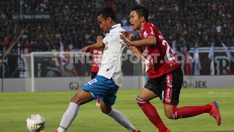 Bek Bali United, Ricky Fajrin saat mengawal pergerakan winger PSIS Semarang, Komarudin dalam pertandingan di Stadion Kapten I Wayan Dipta. Copyright: © Nofik Lukman/INDOSPORT
