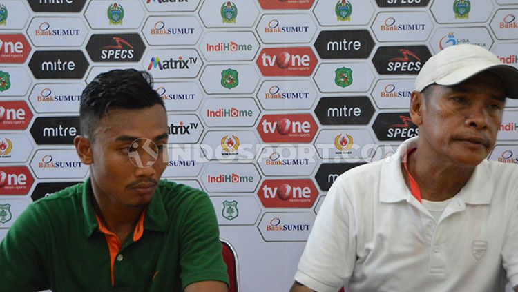 Pelatih PSMS Medan Abdul Rahman Gurning (kanan) didampingi pemainnya Bayu Tri Sanjaya (kiri) dalam temu pers usai pertandingan. Copyright: © Aldi Aulia Anwar/INDOSPORT