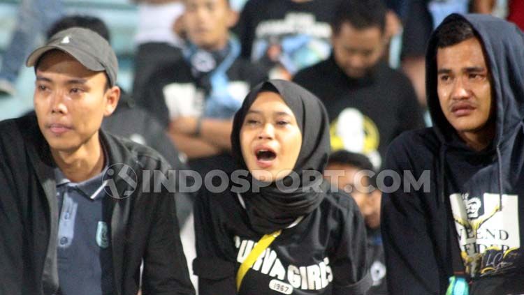 Tangisan dari Fans Persela Lamongan. Copyright: © Ronald Seger Prabowo/INDOSPORT