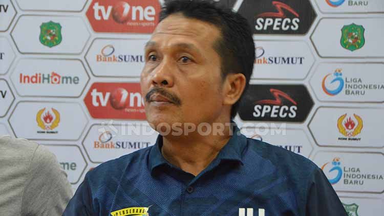 Pelatih Perserang Serang Jaya Hartono. (Aldi Aulia Anwar/INDOSPORT) Copyright: © Aldi Aulia Anwar/INDOSPORT