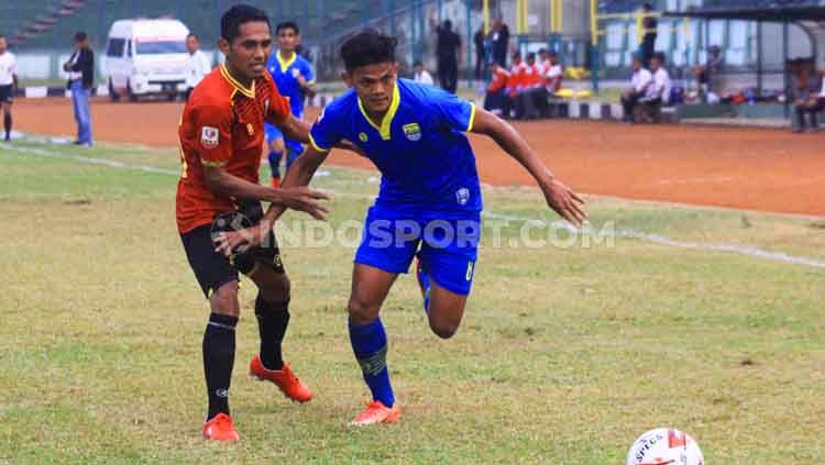 Gelandang Blitar Bandung United, Muklisin Aziz Hutagalung mencoba mengejar bola saat menghadapi Persibat Batang pada pertandingan Liga 2 2019 di Stadion Siliwangi, Kota Bandung, Minggu (07/07/2019). Copyright: © Arif Rahman/INDOSPORT