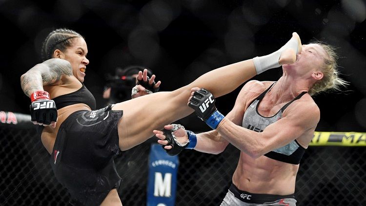 Petarung Mixed Martial Arts (MMA) wanita, Amanda Nunes berhasil membuat lawannya, Holly Holm Knock Out (KO) dengan satu tendangan head kick. Copyright: © Reuters / Stephen R. Sylvanie