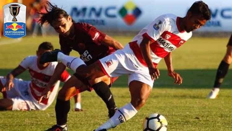 Rasyid Bakrie (kiri) mencoba merebut bola dari kaki Zulfiandi. Copyright: © Twitter.com/psmmakassar