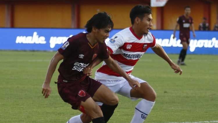 Gelandang PSM Makassar, Rasyid Bakrie (kiri), sangat sedih setelah tak bisa memperkuat klubnya berjibaku di atas lapangan menghadapi Shan United. Copyright: © Official PSM Makassar