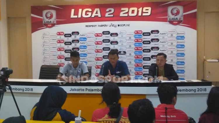 Pelatih PSCS Cilacap, Djoko Susilo, memberikat komentar usai timnya dikalahkan Sriwijaya FC, Minggu (07/07/19) (Ronald Seger Prabowo Copyright: © Ronald Seger Prabowo/INDOSPORT