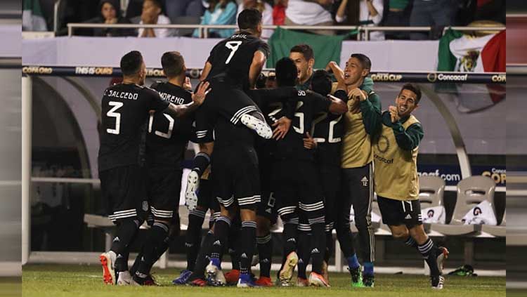 Para pemain Meksiko saat merayakan gol kemenangan Copyright: © Matthew Ashton - AMA/Getty Images