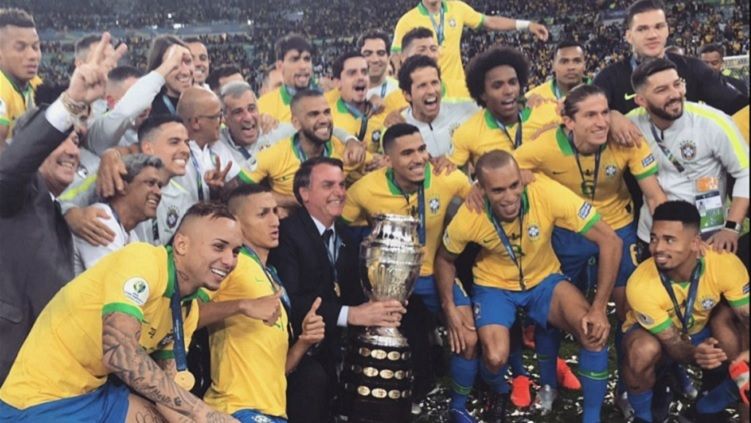 Presiden Brasil, Jair Bolsonaro, merayakan gelar Copa America 2019 negaranya usai mengalahkan Peru pada hari Senin (08/07/19) Copyright: © Twitter/Jair M. Bolsonaro