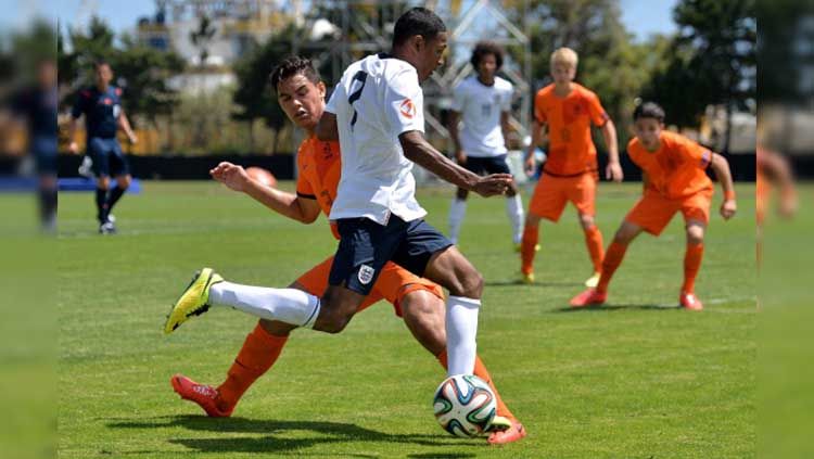 Keziah Veendorp (Belanda) berusaha merebut bola dari Demetri Mitchell pada laga European Championship 2014 U-17 di Hibernians Stadium (15/05/14). Sascha Steinbach/Bongarts/Getty Images Copyright: © Sascha Steinbach/Bongarts/Getty Images