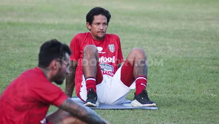 Pemain Bali United, Irfan Bachdim saat melakukan recovery usai menjalani program interval trainning di Lapangan Samudra, Legian, Kuta, Badung. Foto: Nofik Lukman Hakim/INDOSPORT Copyright: © Nofik Lukman Hakim/INDOSPORT