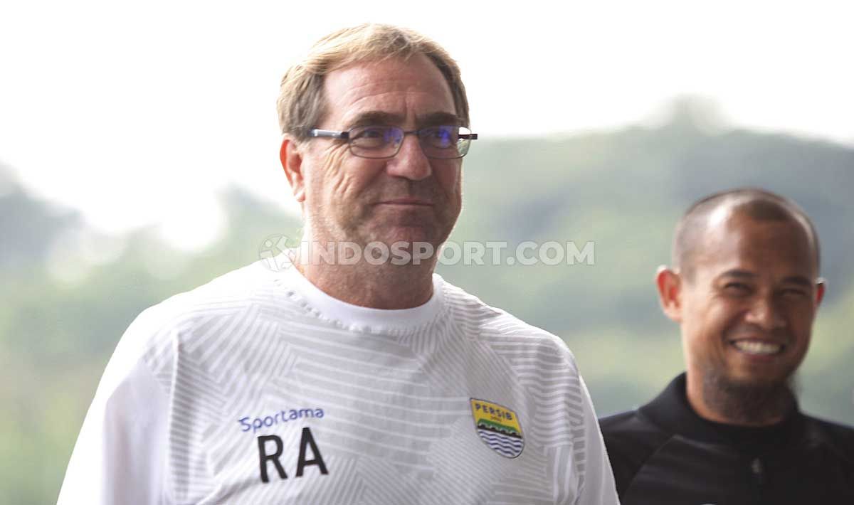 Pelatih Persib Bandung, Robert Rene Alberts tengah memikirkan rencana dan komposisi pemain yang akan ia gunakan saat menghadapi Kalteng Putra di Shopee Liga 1 2019. Copyright: © Herry Ibrahim/INDOSPORT