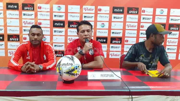 Pelatih Kiper Persipura Jayapura, Alan Haviludin bersama Titus Bonai saat konferensi pers. Copyright: © Sudjarwo/INDOSPORT