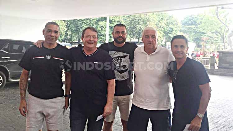 Legenda Chelsea, Denis Wise (paling kanan) menyempatkan diri menonton laga Persija Jakarta vs Persib Bandung. Copyright: © Petrus Manus DaYerimon/INDOSPORT
