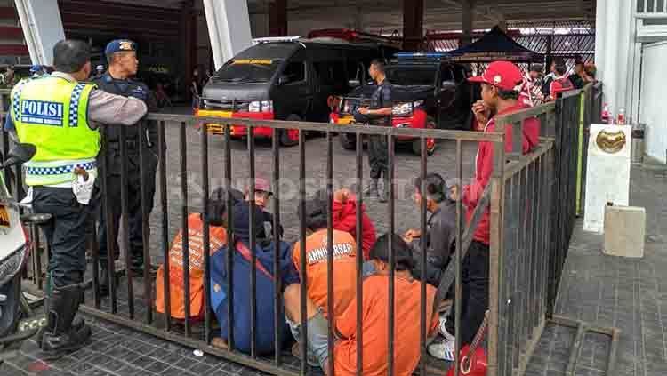 Beberapa orang tengah diamankan polisi Copyright: © Zainal Hasan/INDOSPORT