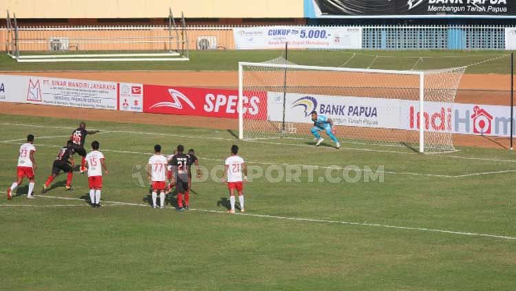 Tendangan Penalti Boaz Solossa yang gagal membuahkan gol bagi Persipura Jayapura. Copyright: © Sudjarwo/INDOSPORT