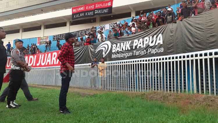 Ketua Umum Persipura Jayapura, Benhur Tomi Mano, menghampiri suporter di Tribun Utara Stadion Mandala usai laga Liga 1 2019. Copyright: © Sudjarwo/INDOSPORT