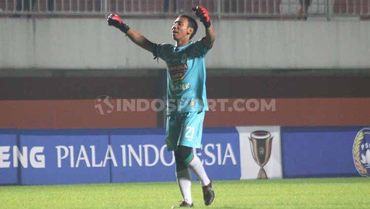 Kiper PSS Sleman, Ega Riski sedang dalam performa impresif. Penjaga gawang 27 tahun itu melewatkan tiga laga Shopee Liga 1 2019 tanpa kemasukkan gol alias clean sheet. Copyright: © Ronald Seger Prabowo/INDOSPORT