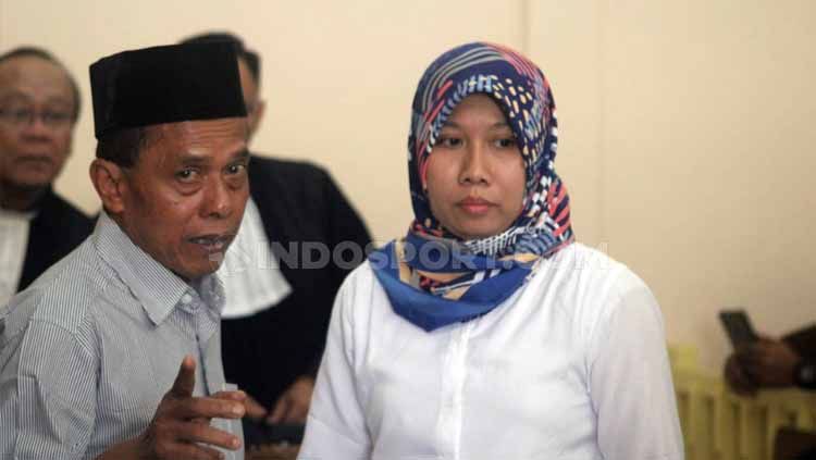 Terdakwa Prianto dan Anik Yuni alias Tika berkonsultasi dengan kuasa hukum uso mendengarkan bacaan vonis kasus penipuan tim Persibara Banjarnegara di Pengadilan Negeri (PN) Banjarnegara, Kamis (11/07/19) Copyright: © Ronald Seger Prabowo/INDOSPORT