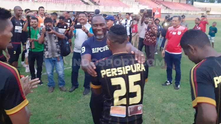 Jacksen F Tiago saat menyambangi para pemain Persipura di Stadion Mandala. Copyright: © Sudjarwo/INDOSPORT