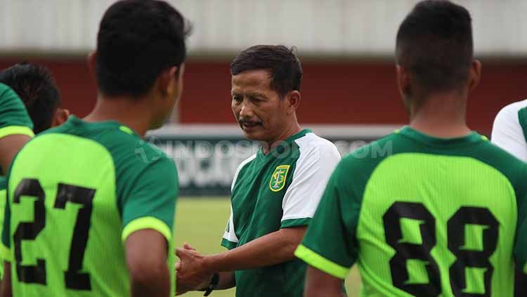 Djadjang Nurdjaman memimpin official training di Stadion Maguwoharjo, Jumat (12/7/19). Copyright: © Fitra Herdian/INDOSPORT