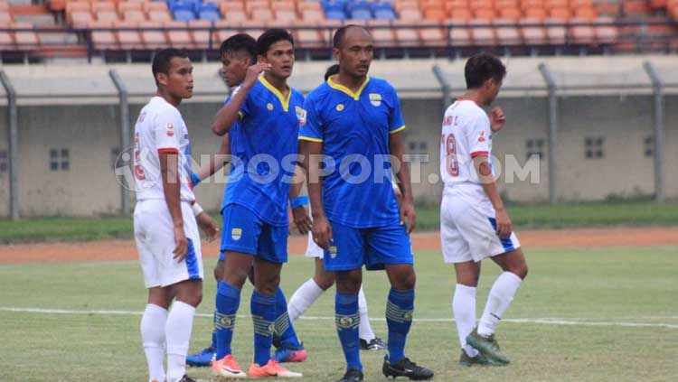 Pemain belakang Blitar Bandung United, Aang Suparman saat menghadapi PSPS Riau beberapa waktu lalu..jpg Copyright: © Arif Rahman/INDOSPORT