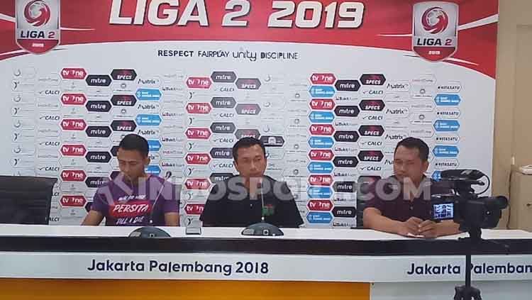 Pelatih Persita Tangerang, Widodo C Putro (tengah) saat sedang konfrensi pers.jpg Copyright: © Muhammad Effendi/INDOSPORT