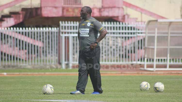 Jacksen F. Tiago saat memimpin Skuat Persipura Jayapura berlatih di Stadion Mandala. Copyright: © Sudjarwo/INDOSPORT
