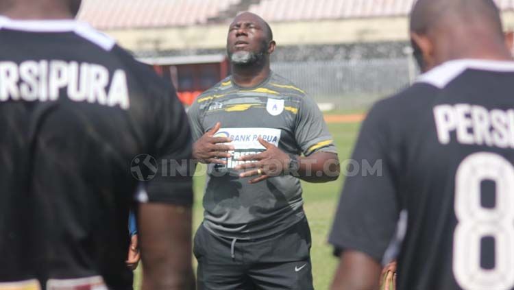 Pelatih anyar Persipura, Jacksen F. Tiago saat berdoa bersama Skuat Persipura usai latihan di Stadion Mandala, Sabtu (13/7/19). Copyright: © Sudjarwo/INDOSPORT