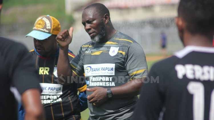 Jacksen Tiago saat memberikan motivasi kepada para pemain Persipura dan jajaran pelatih seberes latihan, Sabtu (13/7/19) Copyright: © Sudjarwo/INDOSPORT