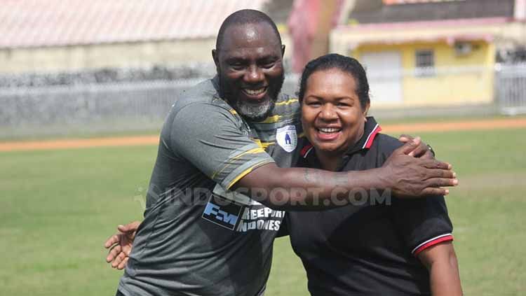 Pelatih Persipura Jayapura, Jacksen F Tiago, merangkul salah satu suporter Persipura di latihan perdana. Copyright: © Sudjarwo/INDOSPORT