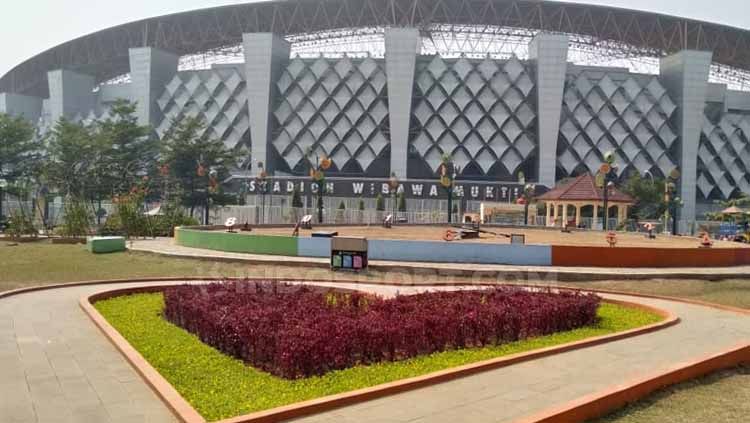 Taman Sehati, taman indah dengan ukuran cukup luas yang berlokasi tepat di depan stadion tempat seleksi para Timnas Indonesia, yakni Stadion Wibawa Mukti, Cikarang, Jawa Barat. Copyright: &copy; Shintya Anya Maharani/INDOSPORT