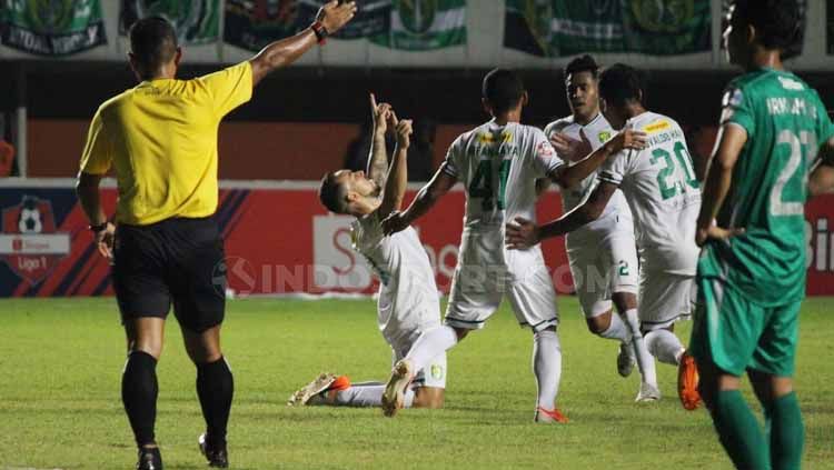 Selebrasi gol Damian Lizio usai membobol gawang PSS Sleman. Copyright: © Fitra Herdian/INDOSPORT