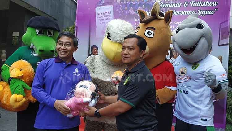 Sekretaris Persebaya, Ram Surahman saat membagikan boneka di RSUP Dr Sardjito, Yogyakarta, Sabtu (13/7/19). Copyright: &copy; Fitra Herdian/INDOSPORT