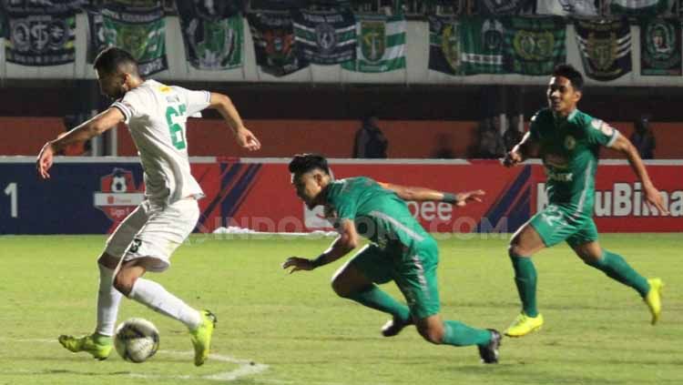 Manuchekhr Dzhalilov berhasil melewati pemain PSS Sleman di Liga 1 pekan ke-8. Copyright: © Fitra Herdian/INDOSPORT