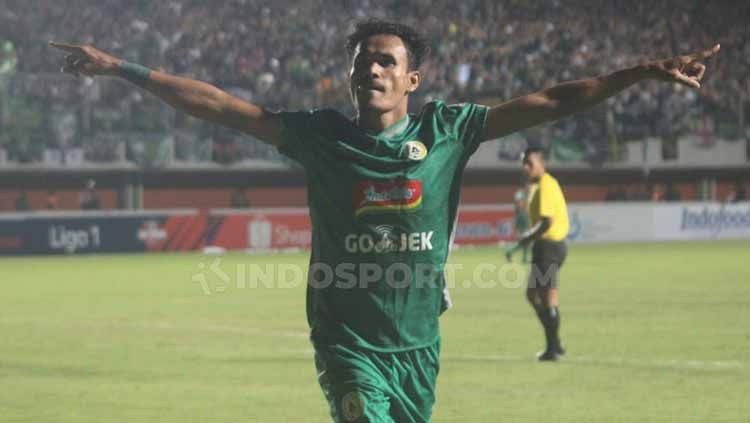 Haris Tuharea merayak gol ke gawang Persebaya Surabay di Liga 1 pekan ke-8 Copyright: © Ronald Seger Prabowo/INDOSPORT