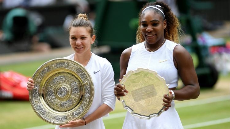 Simona Halep (kiri) meraih gelar Wimbledon pertamanya usai mengalahkan Serena Williams. Copyright: © Mike Hewitt/Getty Images