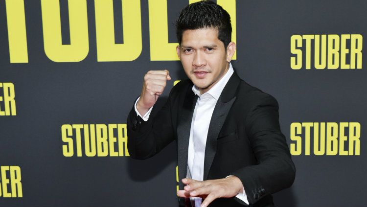 Aktor laga Iko Uwais kepergok memberikan kecupan mesra pada istri tercintanya, Audy Item. Copyright: © Rodin Eckenroth/Getty Images