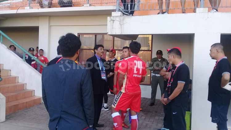 Gara-gara hal konyol nomor punggung pemain yang salah, Persis Solo hanya bisa mainkan 10 pemain melawan Martapura FC. Sempat terjadi protes dari kubu Persis. Copyright: © Ronald Seger Prabowo/INDOSPORT